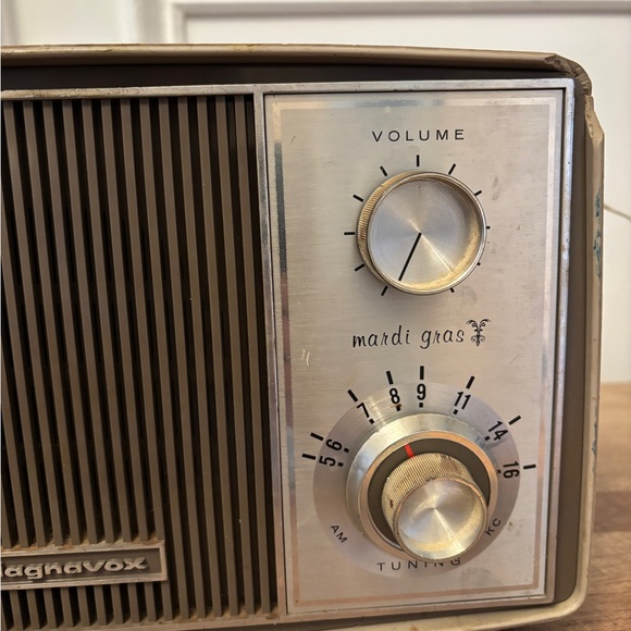 Vintage Magnavox AM Clock Radio Tube MARDI GRAS 1960s Beige For Parts or Repair - Picture 4 of 9